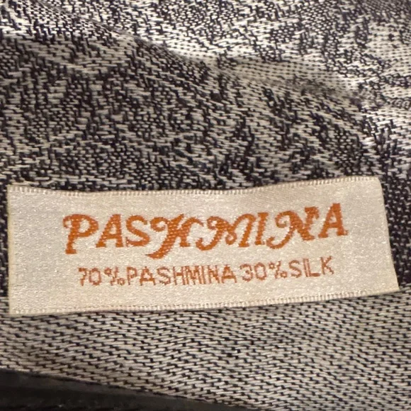 Last price drop!! Paisley 70% Pashmina Silk 30% Silk Blend Scarf/Wrap blk&white - Picture 1 of 5